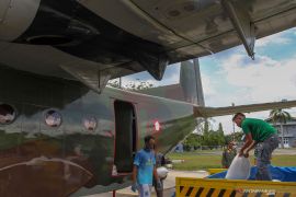 Memecah  awan pembawa hujan di atas Selat Sunda