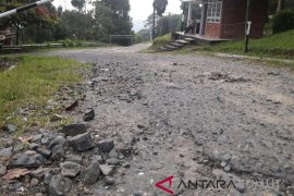 Badan jalan menuju SMAN 2 Plus Sipirok bertambah parah