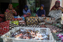 Kerajinan Berbahan Sampah Plastik