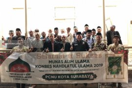 Ulama Kota Surabaya Serahkan Duplikat Lambang NU Pertama di Munas-Konbes NU 2019