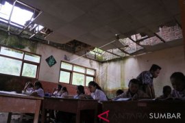 SISWA BELAJAR DI RUANG KELAS YANG RUSAK