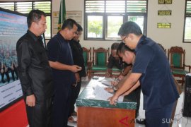 Hakim dan panitera PN Madina tandatangani pakta integritas