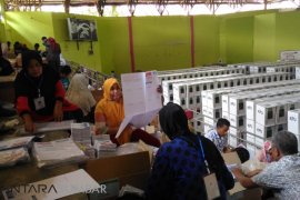 KPU Pasaman libatkan 70 warga lipat kerta suara pemilu 2019