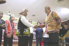 Harpandi Dikukuhkan Menjadi Ketua Dewan Adat Dayak Kutim
