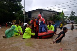 EVAKUASI KORBAN BANJIR MANADO Page 2 Small