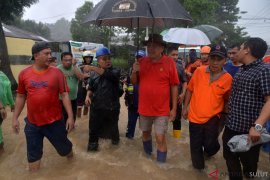 GUBERNUR SULUT TINJAU LOKASI BANJIR Page 2 Small