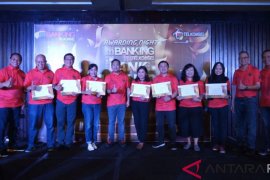 mBanking Telkomsel berikan Award kepada perbankan mitra