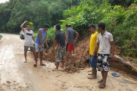 Jalan lintas negara RI - Malaysia tertutup longsor di Bengkayang