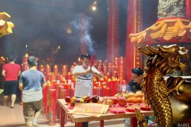 Ribuan wisatawan sembahyang Imlek di klenteng tertua Pangkalpinang