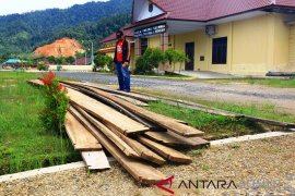 Polres Tapteng amankan kayu ilegal dan seorang pengusaha perikanan