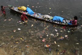 Libur Sekolah Jadi Pemulung Sampah di Laut Page 1 Small