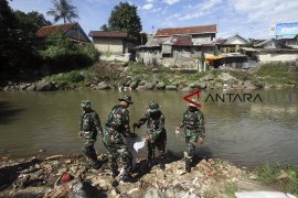 Satgas patroli sungai Ciliwung