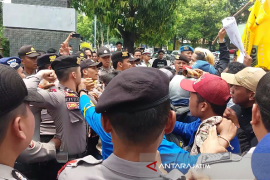 Unjuk Rasa Korupsi DBHCT di Situbondo Ricuh  (Video)
