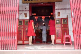 Warga Tionghoa datangi kelenteng Kota Tua Ampenan