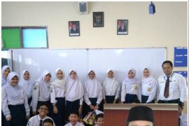 Menggerakkan Tradisi Literasi di Sekolah