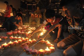 Umat Buddha Palembang nyalakan 1000 lilin Page 4 Small