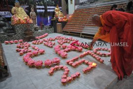 Umat Buddha Palembang nyalakan 1000 lilin Page 1 Small