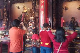 Umat padati vihara rayakan Imlek di Denpasar