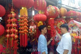 Pedagang pernak-pernik Imlek penuhi Jalan Pancoran, Glodok
