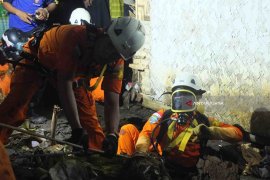 Empat Orang Tewas Keracunan Gas saat Terjatuh dalam Septic Tank (Video)