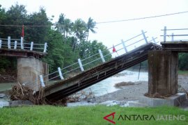 Jembatan Wonosegoro yang terputus segera dibangun kembali