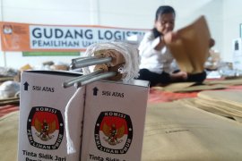 KPU Situbondo kebut pelipatan dan sortir surat suara (Video)