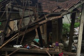 Rumah keluarga miskin jembrana roboh diterjang angin
