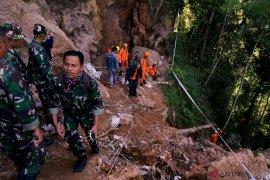 EVAKUASI KORBAN TAMBANG EMAS AMBRUK DI BOLAANG MONGONDOUW Page 3 Small