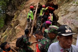 EVAKUASI KORBAN TAMBANG EMAS AMBRUK DI BOLAANG MONGONDOUW Page 2 Small