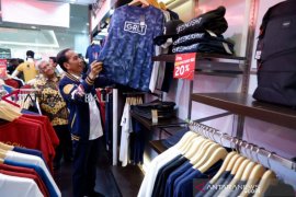 Jokowi blusukan ke mal Kendari belanja T-Shirt