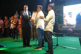 Bupati Pamekasan Terima Dua Piagam Muri