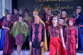 Kain khas Sumsel naik panggung Palembang Food and Fashion Festival Page 2 Small