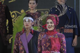 Kain khas Sumsel naik panggung Palembang Food and Fashion Festival Page 3 Small