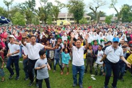 Kegiatan pertama menjabat Bupati HST, Chairansyah ikut senam Maumere