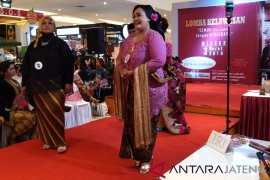 Lomba keluwesan berkebaya khusus perempuan gemuk