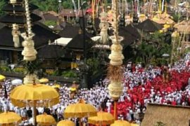 Umat Hindu lakukan ritual "Melasti" jelang Nyepi