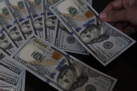 Dolar AS jatuh menjelang pidato ketua Federal Reserve AS