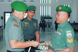 Pangdam I/BB berikan penghargaan kepada Serka Arafat