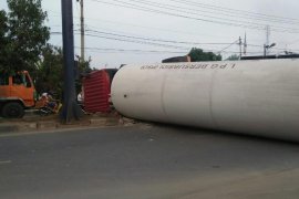 Tabrak pembatas jalan, truk tangki LPG terbalik