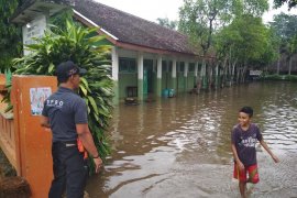 Banjir rendam halaman sekolah di Kabupaten Kediri
