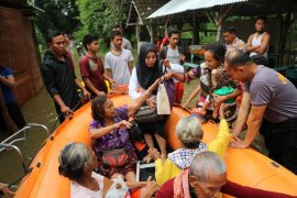 SAR gabungan Bojonegoro evakuasi korban banjir (Video)