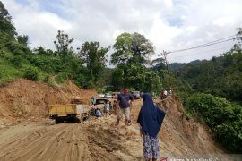 Pemerintah pusat diminta tidak tutup mata terkait kerusakan jalan negara di Tapsel
