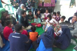 Petugas perpustakaan hibur anak-anak pengungsi banjir di Madiun