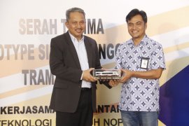 ITS serahkan "prototype" sistem penggerak trem listrik ke PT INKA