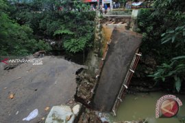 Diterjang banjir, dua jembatan nasional di Manggarai Barat putus