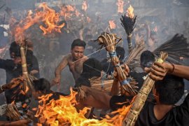 Tradisi Perang Api Umat Hindu