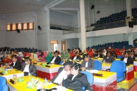 Anggota DPRD pakai pakaian adat di sidang paripurna istimewa HUT Madina