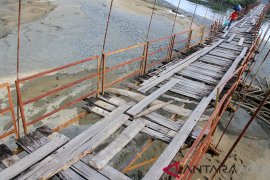 Jembatan gantung alternatif rusak parah