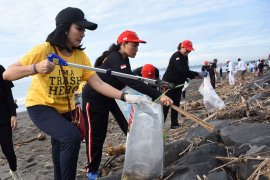 PKK Denpasar ajak komunitas lingkungan bersih-bersih Pantai Biaung