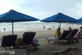 Pedagang di Pantai Gedambaan mengeluh omzetnya turun
